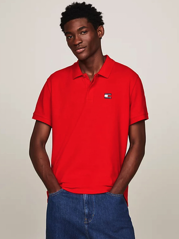 La polo TOMMY JEANS offre un design con colletto classico, chiusura a due bottoni e una patch Tommy sul petto per un tocco elegante e autentico. Ideale da sfoggiare quotidianamente per un look casual ... 