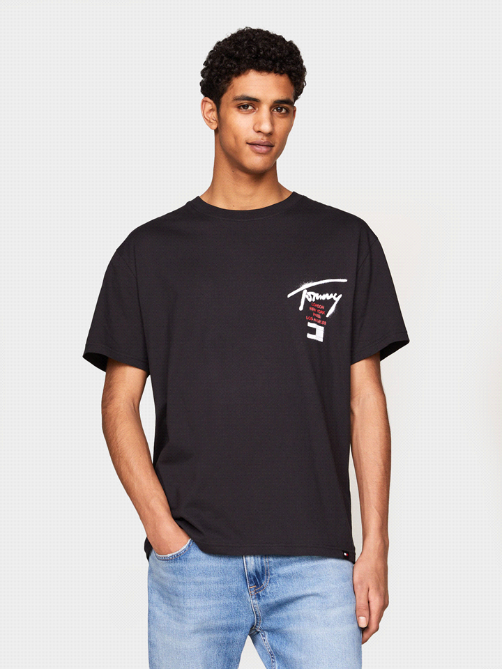 La t-shirt TOMMY JEANS GRAFFITI RETRO è realizzata in morbido ed elasticizzato jersey di cotone e presenta un design girocollo a maniche corte con una stampa grande sul retro e una piccola sul petto. ... 