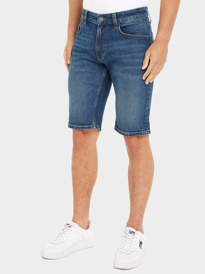 Il jeans TOMMY JEANS CORTO RONNIE, realizzato in denim di cotone elasticizzato, unisce comfort e facilità di movimento. La chiusura con cerniera e bottone, insieme al design cinque tasche, offre uno s... 