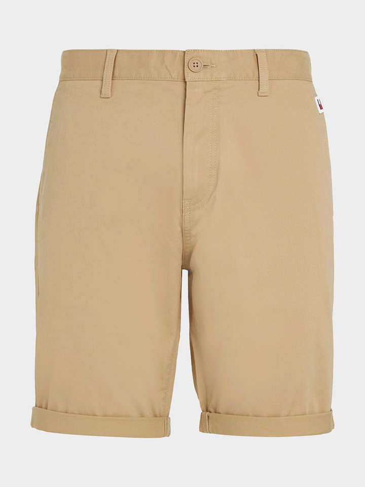 I bermuda Tommy Jeans Scanton Chino realizzati con un elegante twill di cotone stretch,  presenta una vestibilità slim con orli risvoltati, due tasche laterali e due tasche a filetto sul retro. Comple... 