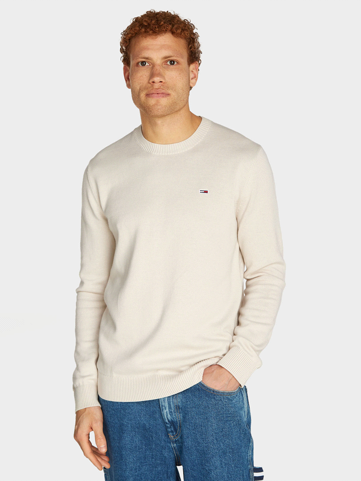 La maglia TOMMY JEANS GIROCOLLO ESSENTIAL LIGHT è leggera e dal design essenziale ma raffinato, perfetta per le serate estive più fresche o per la mezza stagione. Realizzata al 100% in cotone biologic... 