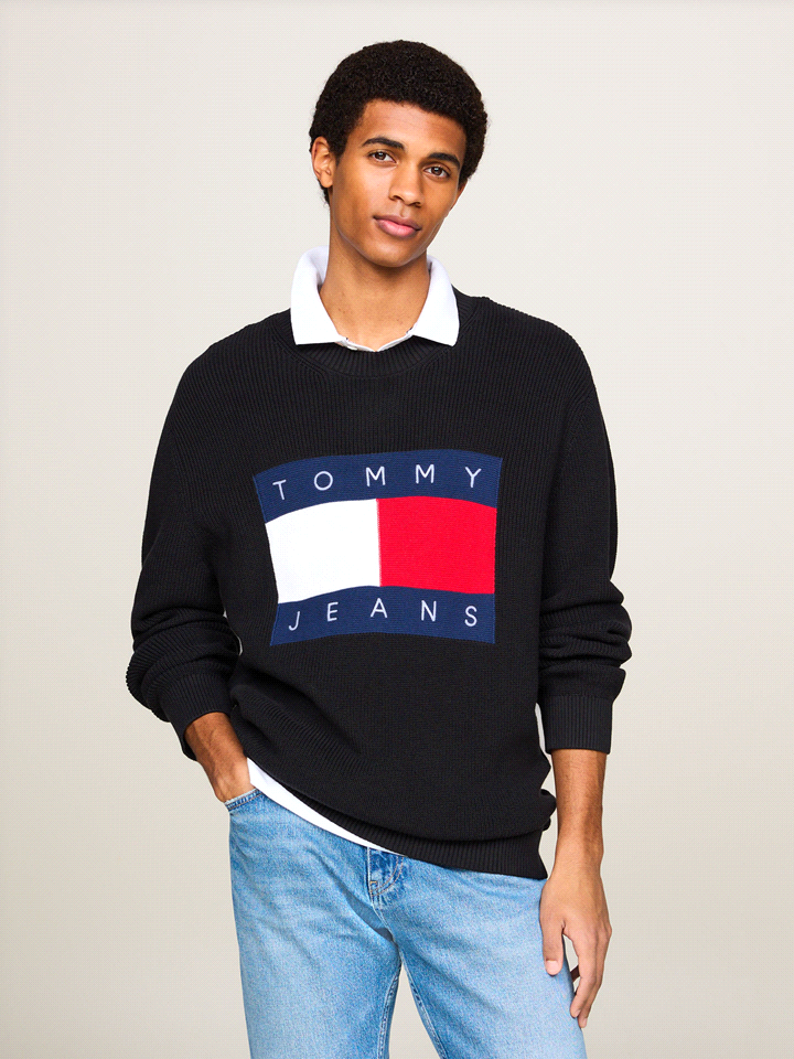 Il maglione girocollo TOMMY JEANS COTONE FLAG presenta la bandiera logo Tommy Jeans su tutto il davanti per un look d