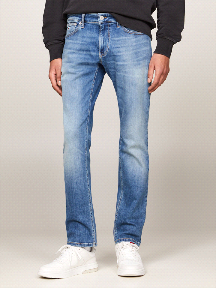 I TOMMY JEANS SCANTON regalano un look vissuto grazie al lavaggio sbiadito su cosce e ginocchia e sono realizzati in un tessuto denim elasticizzato (72% cotone, 20% cotone riciclato, 6% poliestere e 2... 