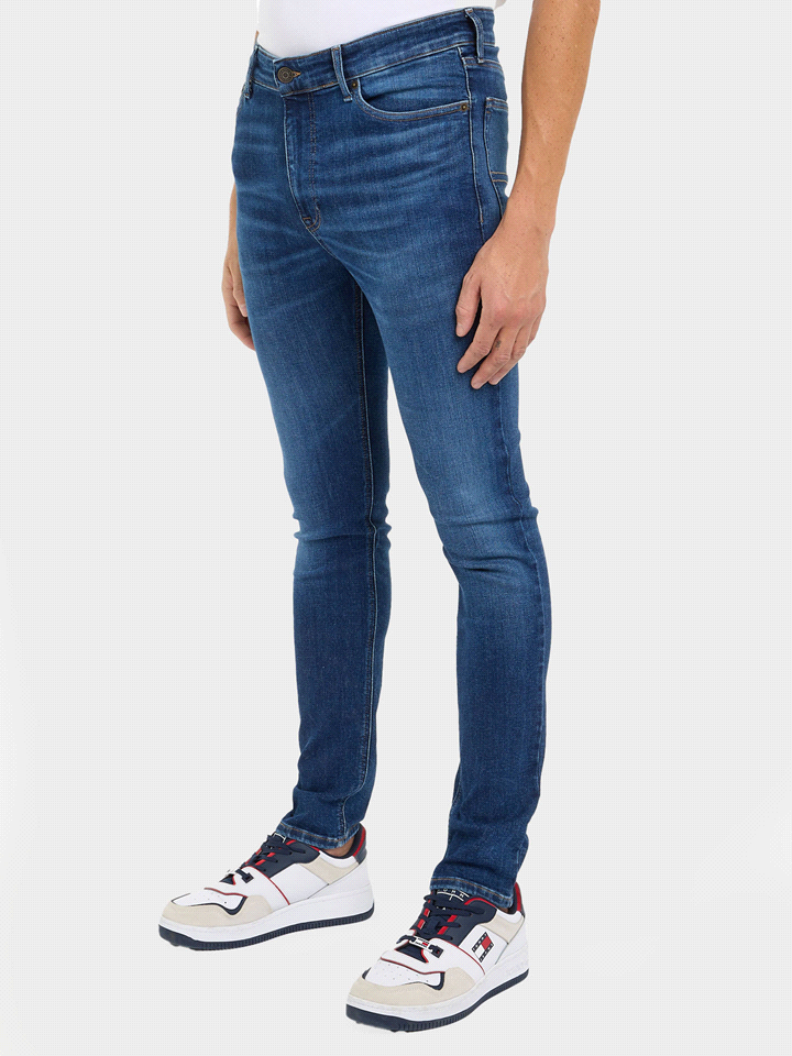 I TOMMY JEANS SIMON slim fit in denim elasticizzato dal lavaggio medio, sono composti da 50% cotone rigenerato, 22% cotone, 20% cotone riciclato, 6% poliestere PES e 2% elastan. Con un design classico... 