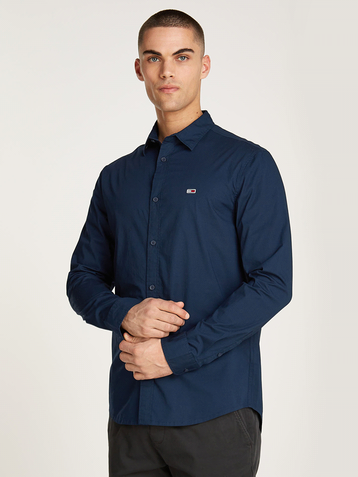 La camicia Tommy Jeans Slim Popeline presenta un design essenziale dal taglio classico con un colletto semifrancese, maniche lunghe e chiusura a bottoni. Abbinabile facilmente a qualsiasi look per dis... 