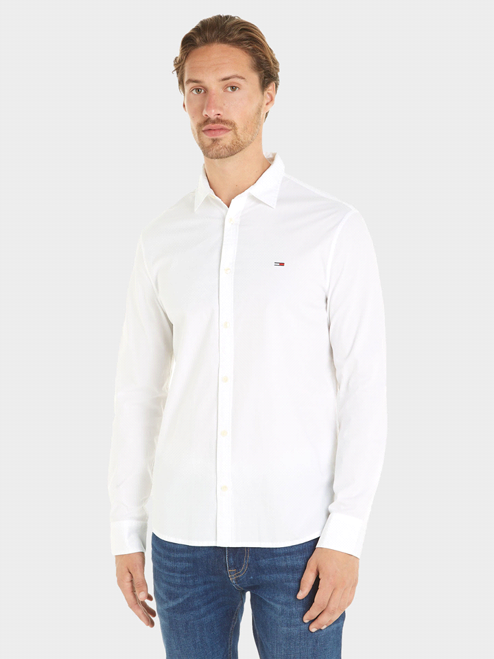 La camicia Tommy Jeans Slim Popeline è facilmente abbinabile a qualsiasi look per distinguersi con eleganza in ogni occasione. Ideale da indossare ogni giorno grazie al comfort del cotone in conversio... 