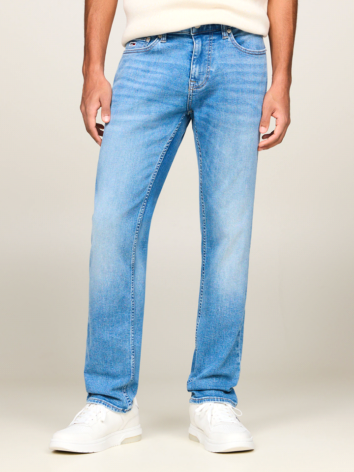 I jeans TOMMY JEANS SCANTON sono realizzati in un tessuto denim elasticizzato (95% cotone, 4% elastomultiestere, 1% elastan). Con un classico design a cinque tasche e una chiusura con cerniera e botto... 