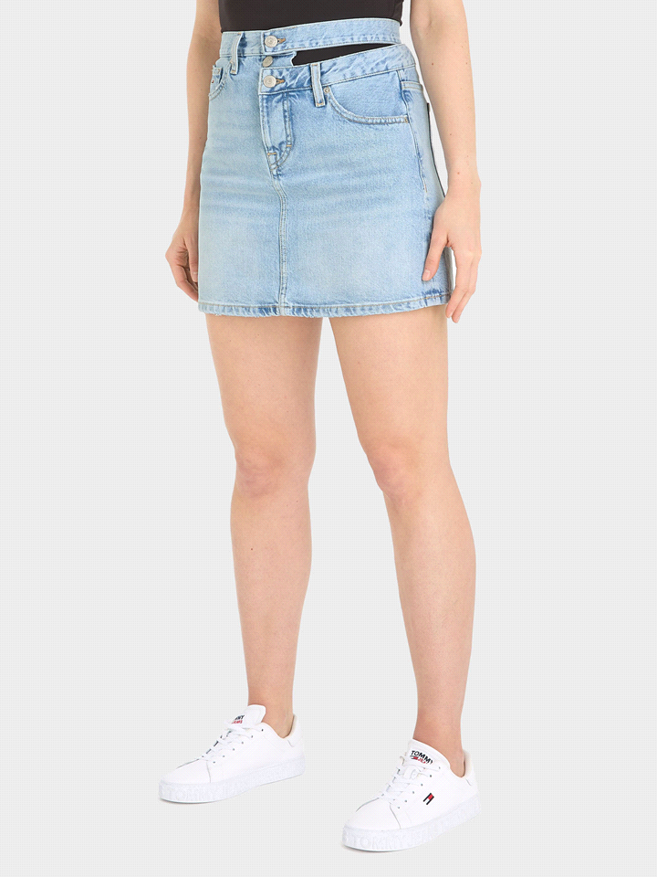 La minigonna con doppia allacciatura centrale e cinta separata a sinistra TOMMY JEANS MINI DENIM CUT OUT, è ideale per distinguerti nella tua quotidianità con uno stile trendy e originale. Realizzata ... 