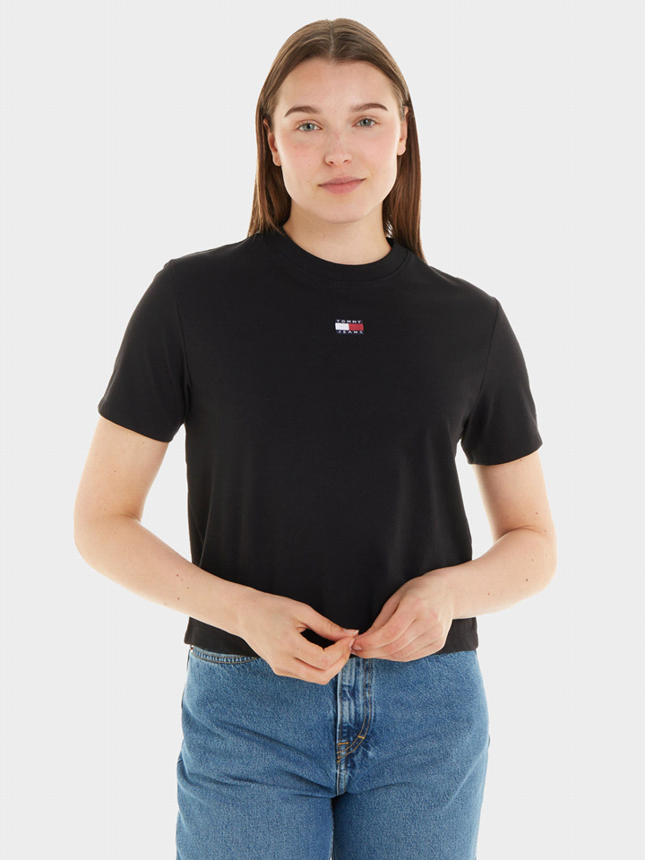 Con una vestibilità squadrata, girocollo e maniche corte, la t-shirt TOMMY JEANS BOXY BADGE regala un look rilassato e trendy per il tuo quotidiano. Realizzata in un misto di cotone e poliestere (50% ... 