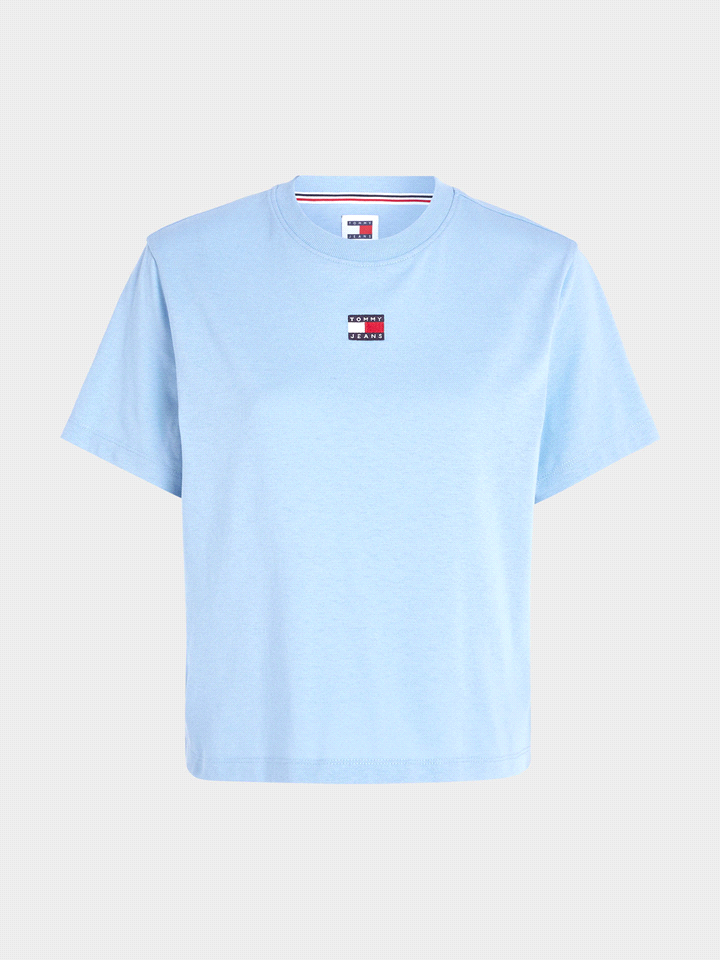 La t-shirt TOMMY JEANS BOXY BADGE ha una vestibilità squadrata con girocollo e maniche corte, regalando un look rilassato e trendy per il tuo quotidiano. Il distintivo Tommy Jeans posizionato centralm... 