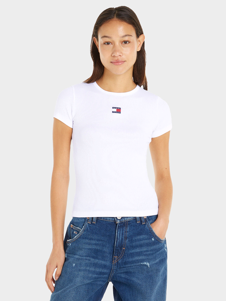 La T-shirt TOMMY JEANS SLIM BADGE RIB è realizzata in cotone stretch (95% cotone, 5% elastan) con una texture a coste. Il design presenta un girocollo e un logo Tommy Jeans che appare in piccolo sul p... 