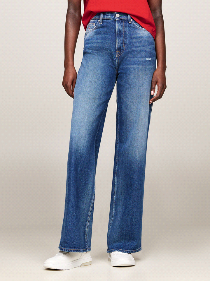 I jeans TOMMY JEANS CLAIRE dal taglio ampio e vita alta, regalano uno stile vintage grazie al loro denim di cotone stretch, composto per il 79% da cotone, il 20% da cotone riciclato e l