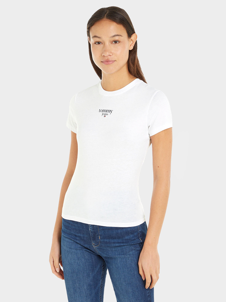 La t-shirt Tommy Jeans Logo Essential è realizzata in un tessuto misto di cotone e viscosa (70% cotone sostenibile, 30% viscosa), regalando un look casual e pulito per ogni momento della giornata. Con... 