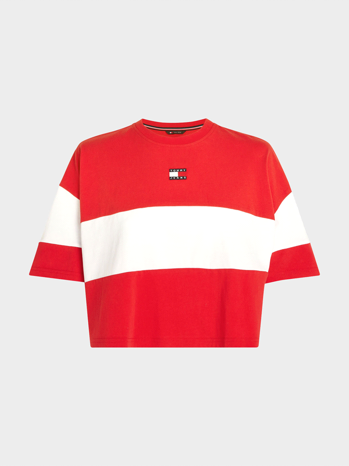 La t-shirt TOMMY JEANS BADGE STRIPES  presenta un design rilassato con motivo color block, girocollo, spalle scese e un taglio crop. Ideale per sfoggiare uno stile casual dal sapore vintage, è compost... 