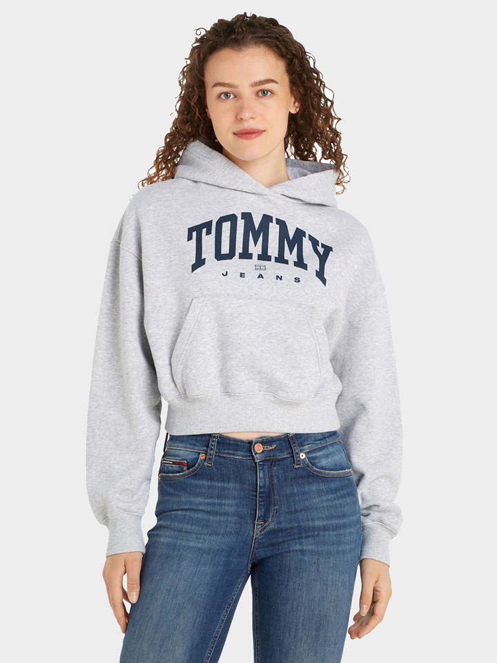 La felpa TOMMY JEANS COLLEGE presenta una vestibilità rilassata dal taglio cropped, ideale per trascorrere i momenti di relax o il tempo libero nel massimo comfort del cotone. Con cappuccio fisso, tas... 