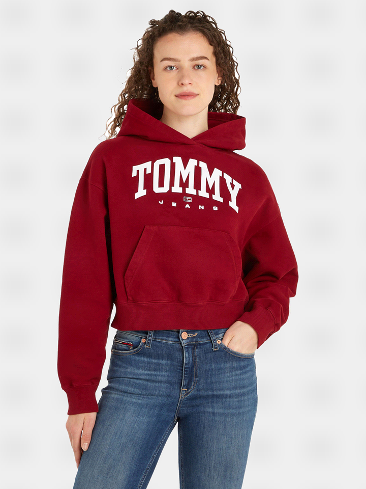 La felpa TOMMY JEANS COLLEGE con cappuccio fisso, tasca a marsupio e bordo e polsini a coste, sfoggia la scritta Tommy Jeans stampata a contrasto sul petto per un tocco iconico. Con una vestibilità ri... 