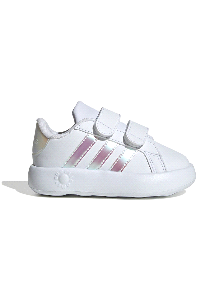 Grazie a queste sneaker adidas infant, giocare diventa ancora più semplice e divertente. Le chiusure a strappo consentono di infilarle e sfilarle in un lampo, mentre l