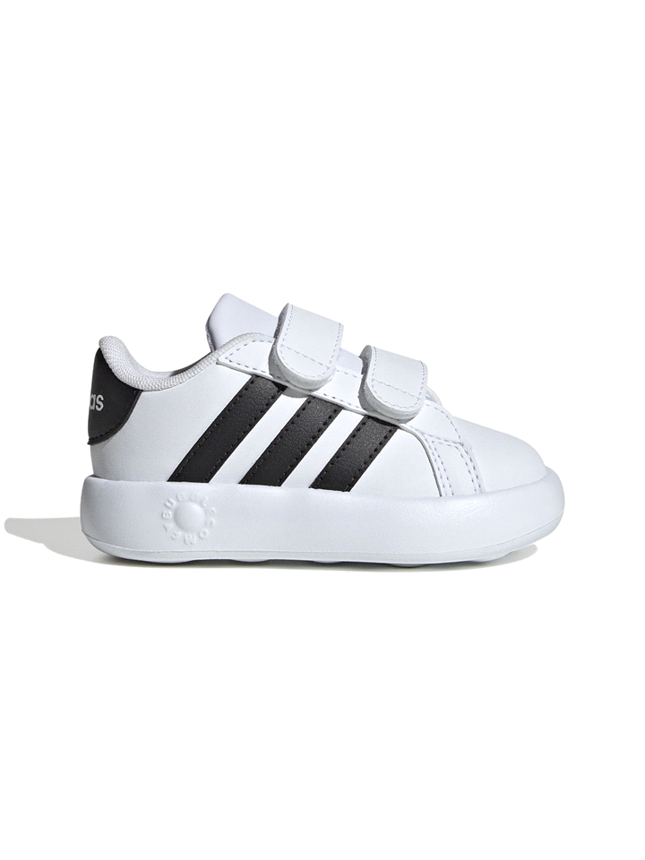 Se i più piccoli di casa potessero parlare, ti direbbero che non vogliono altro che queste adidas Grand Court! Le chiusure a strappo consentono di infilarle e sfilarle rapidamente, mentre la suola in ... 