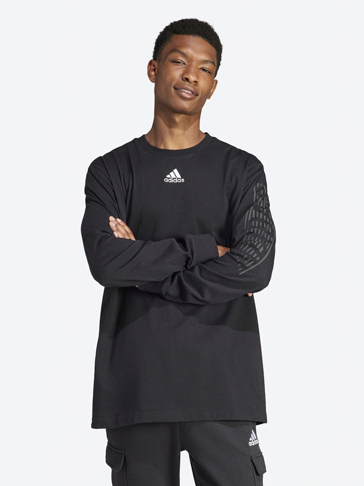 La t-shirt ADIDAS Sportswear Brand Love a maniche lunghe è semplice, sportiva ed elegante. Con il logo Adidas minimale centrato sul petto, questa t-shirt è dotata di polsini a coste e girocollo comple... 