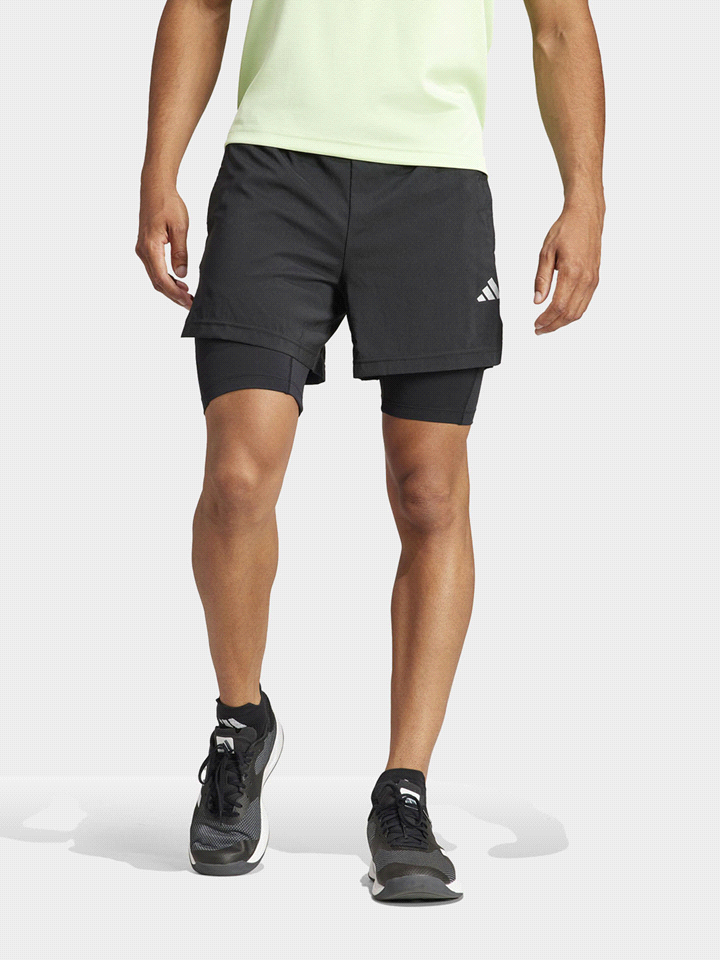 Questi short da allenamento 2-in-1 firmati adidas assicurano la massima libertà di movimento durante i workout ad alta intensità.  Lo strato esterno e i leggings integrati garantiscono una copertura o... 