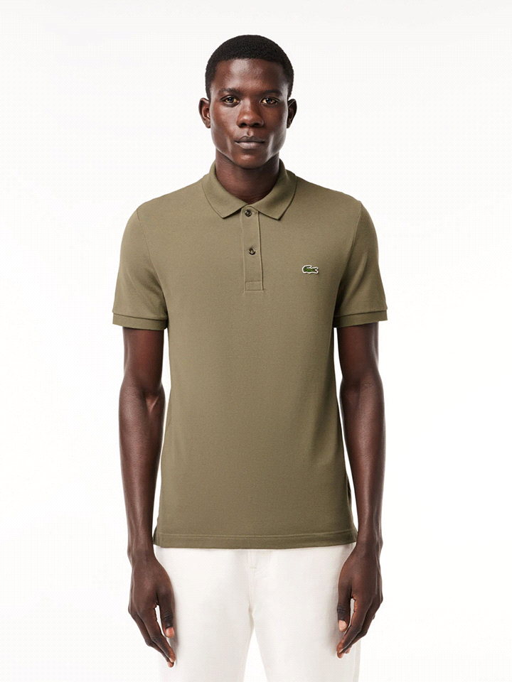 La polo LACOSTE con logo dell