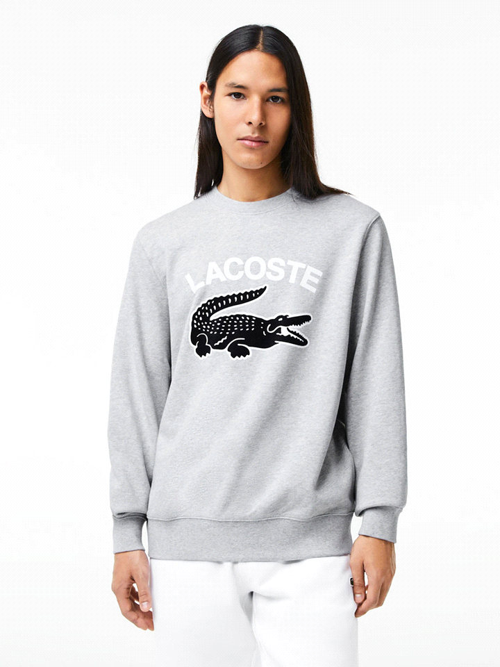 La felpa LACOSTE GIRO dalla vestibilità comoda è ideale per un look casual quotidiano ma curato. Caratterizzata da un girocollo, fondo e polsini a coste, presenta una classica grafica Lacoste ed è rea... 