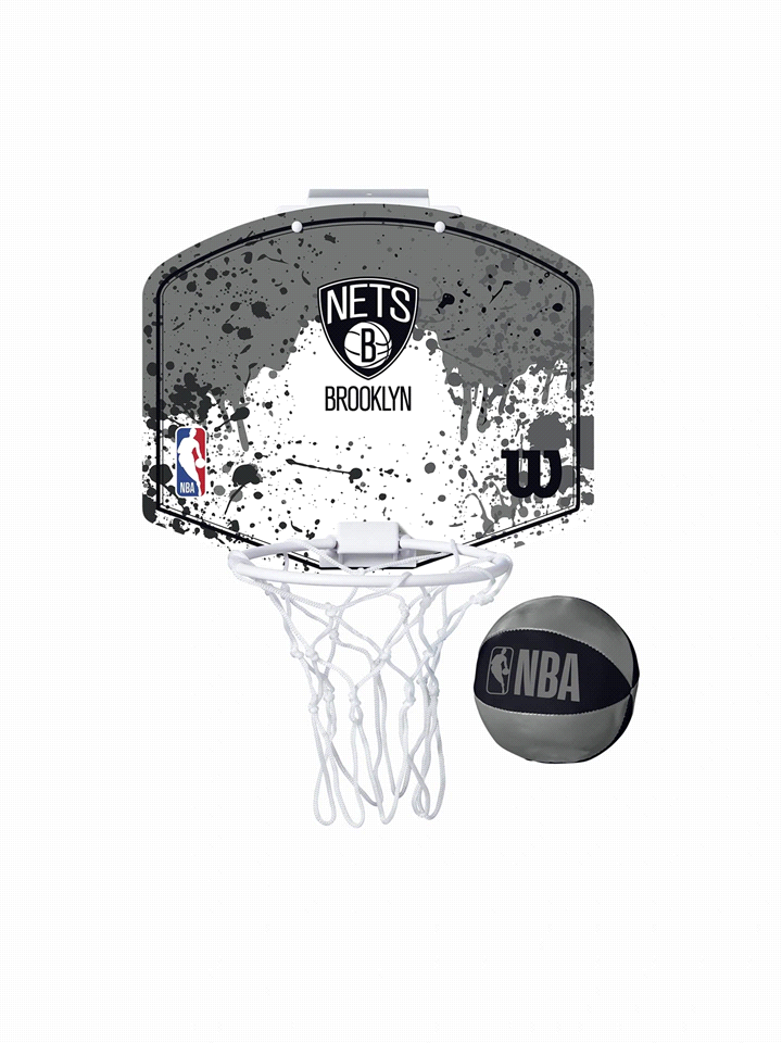 Il mini canestro Wilson Nba Team Mini Hoop è un oggetto iconico da sfoggiare in cameretta e non solo. Realizzato in plastica, è facilmente applicabile sulla porta ed è un must have sia per i veri fan ... 